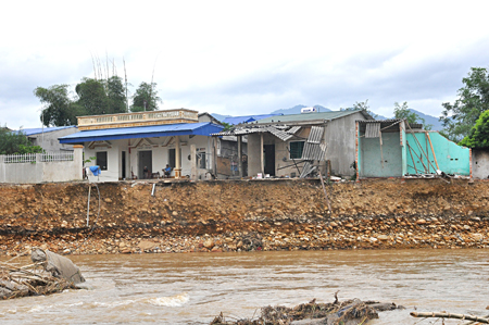Nhiều hộ gia đình sinh sống dọc suối Thia, thuộc địa phận xã Phù Nham, huyện Văn Chấn bị ảnh hưởng nghiêm trọng do mưa lũ xảy ra vào tháng 10/2017.